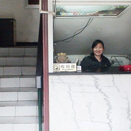 Guangwai Jingbin Hostel West Railway Station Пекин Екстериор снимка